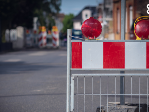 Foto von einer Straßensperrung mit Warnleuchten