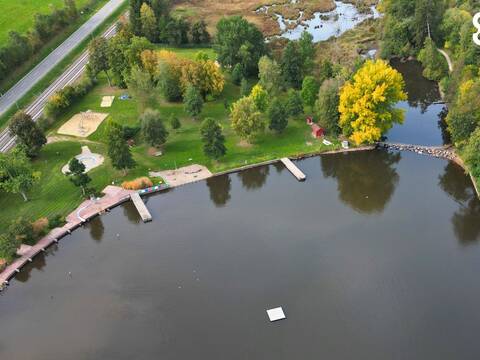 Drohnenfoto vom Klosterweiher im Herbst