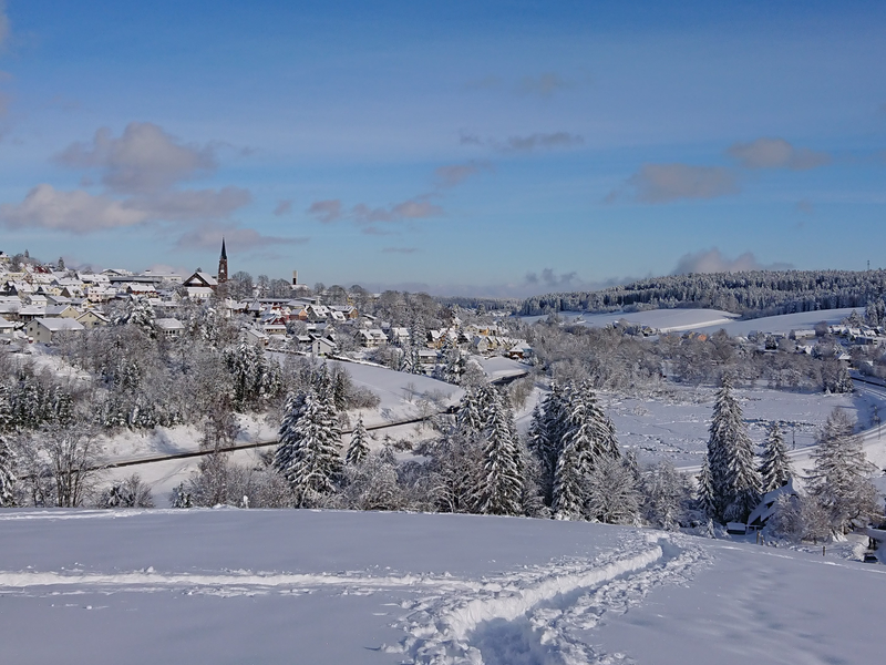 Blick auf St. Georgen mit Schnee