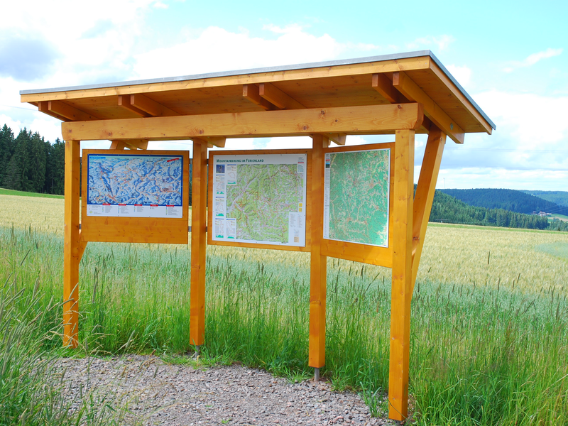 Holzgestell dreiteilig mit Dach und angebrachten Übersichtskarten