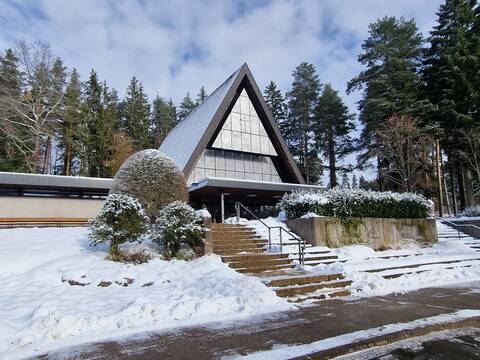 GRoßes Dreieckiges Haus mit Schnee im Vorgarten