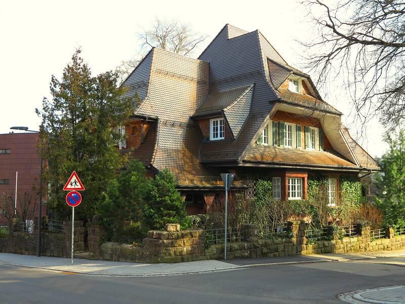 Große Stadtvilla an einer Straßenecke 