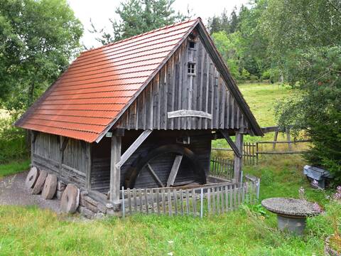 Kleine Mühle auf einer Wiese 