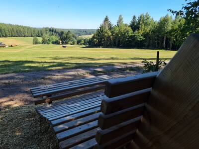 Ruheliege mit Blick in den Stockwald