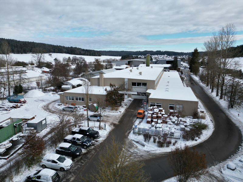 Der Bauhof der Stadt St. Georgen. Ein großes beiges Gebäude mit einem Parkplatz vor der Türe