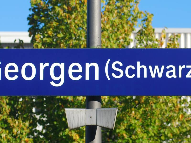 blaues Schild mit weißen Schriftzug St. Georgen