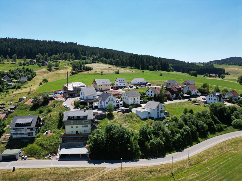 Wohngebiet mit Baustelle im Hintergrund