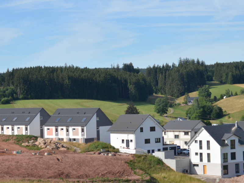 Wohngebiet mit Baustelle im Vordergrund