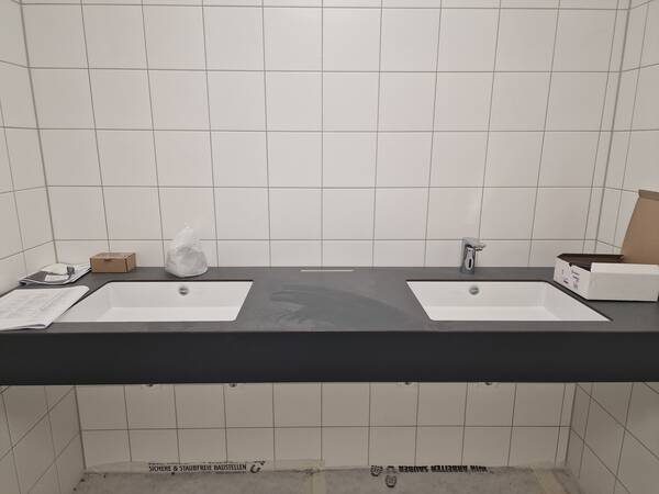 Zwei Waschbecken im WC