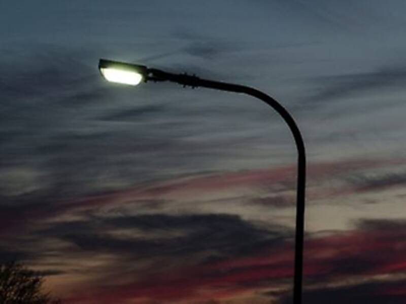 hell leuchtende Straßenlaterne vor dunklem Himmel