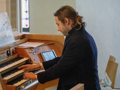Kantor Jochen Kiene sitzt an dem Spieltisch der Weigle-Mühleisen-Orgel der Lorenzkirche St. Georgen und spielt
